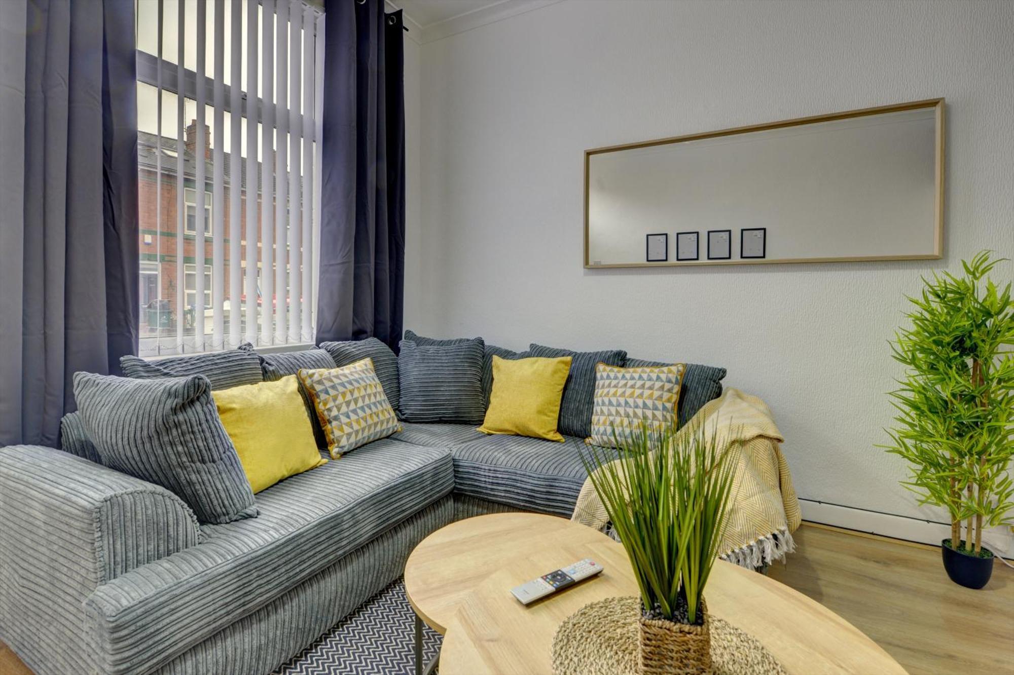 Modern 2Br Gem I Free Parking I Sleeps 5 Villa Coventry Bagian luar foto
