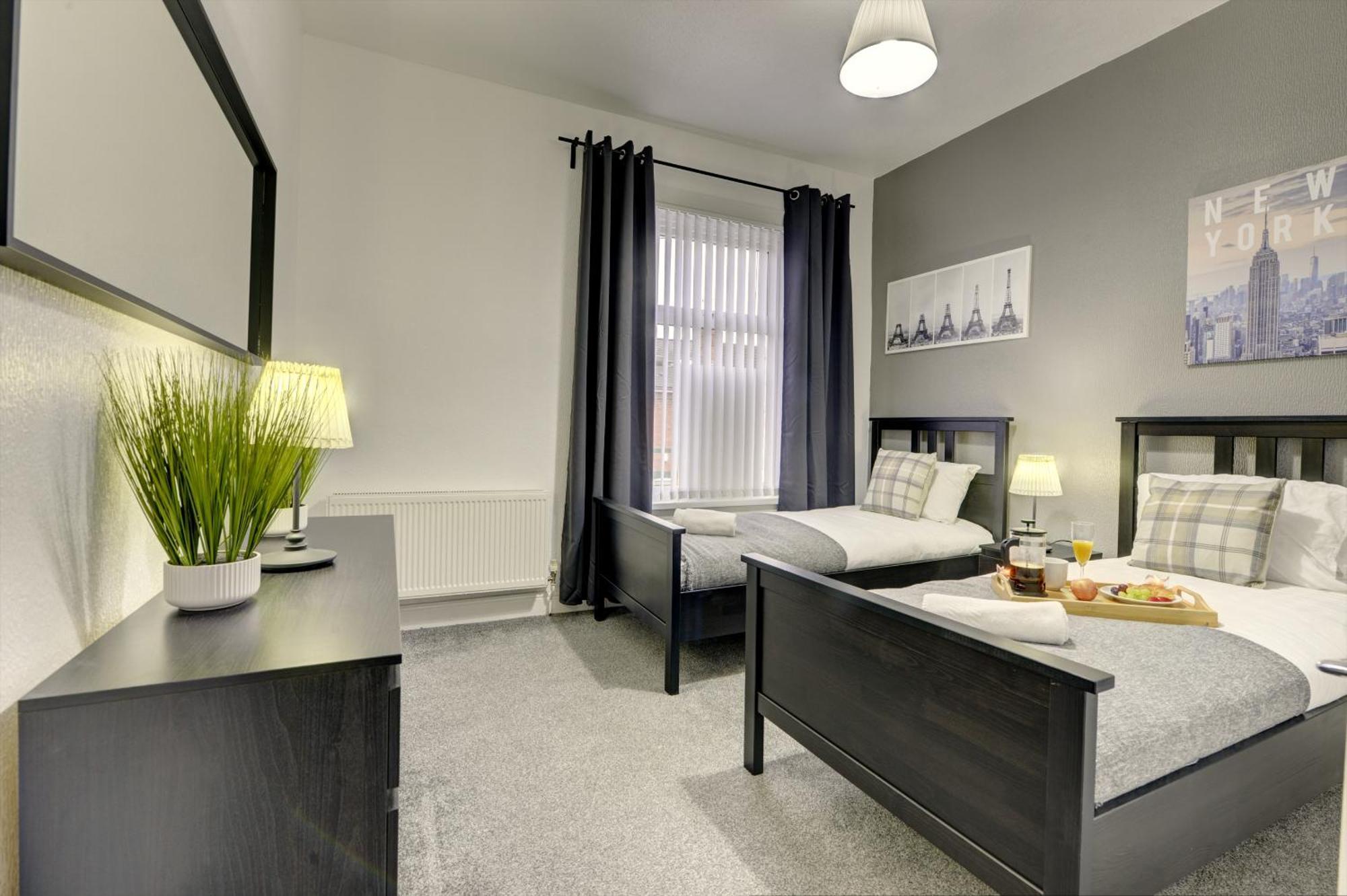 Modern 2Br Gem I Free Parking I Sleeps 5 Villa Coventry Bagian luar foto